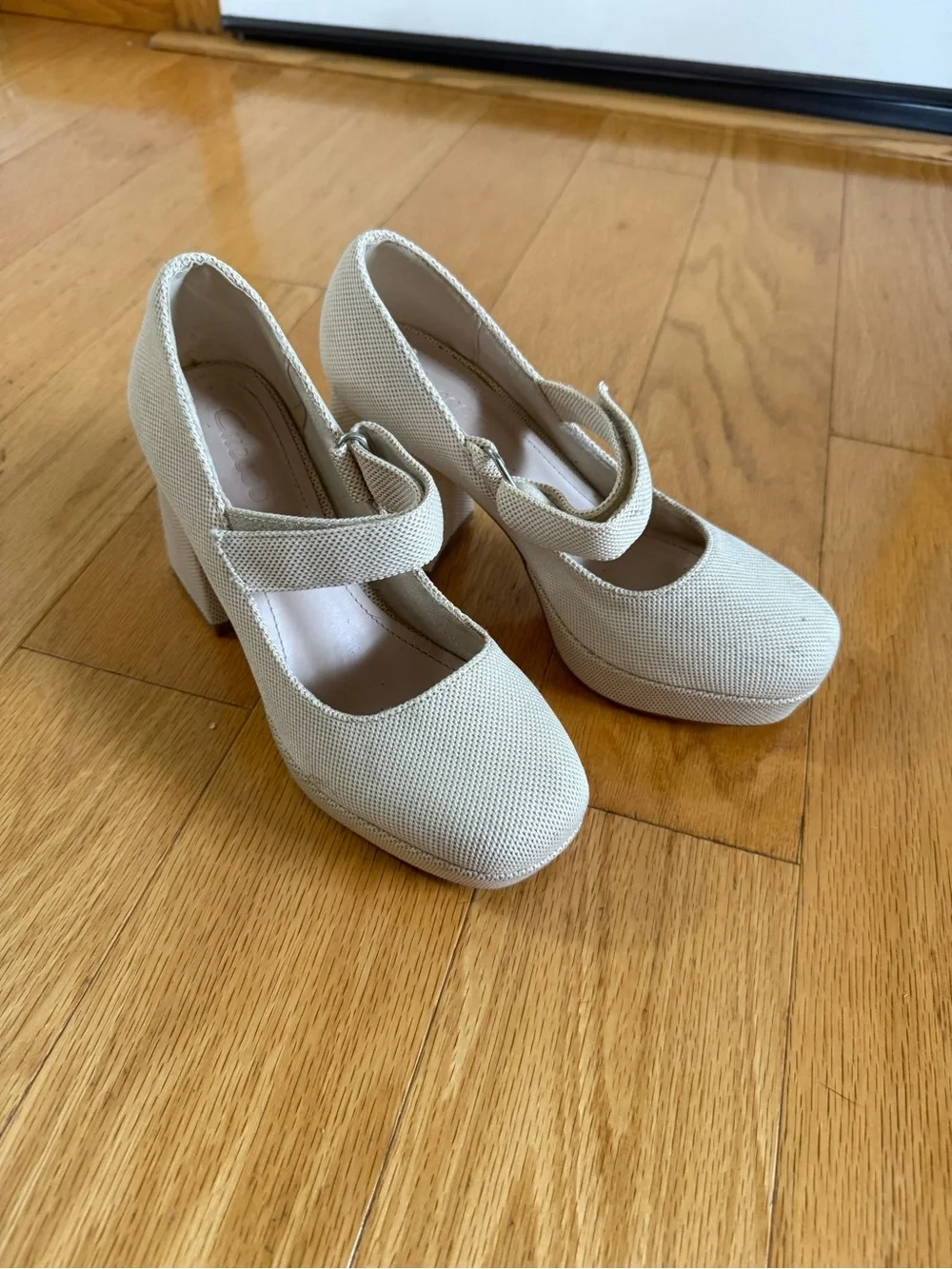 Tan beige fabric Mary Jane shoes platform heels size 6 .